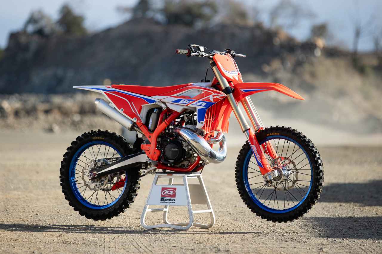 画像1: モトクロスの常識を覆す「350cc 2ストローク」Beta RX350に乗った