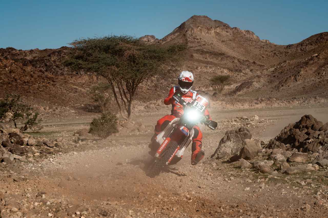 画像: プロローグを走る藤原