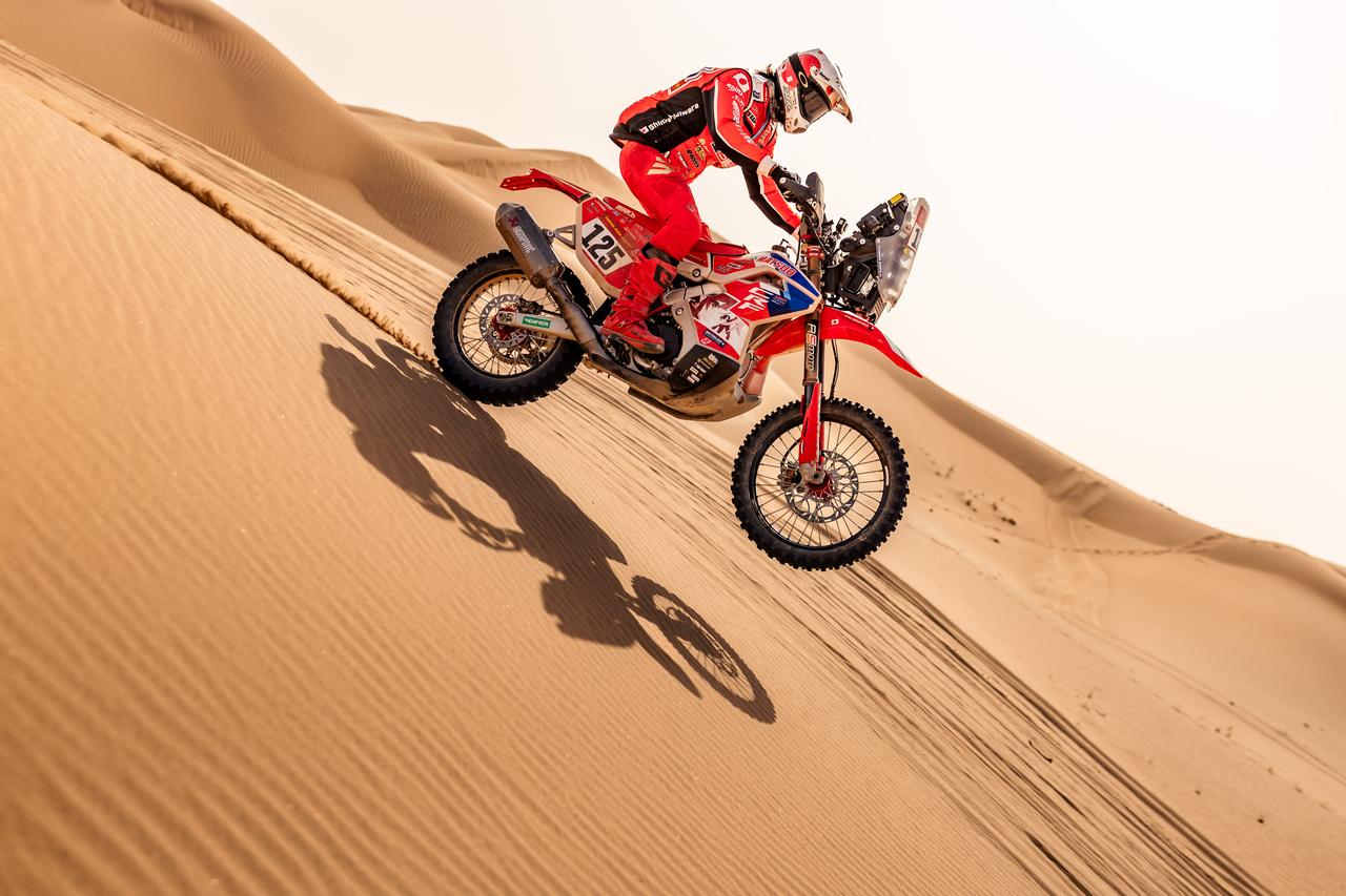 画像: なにげに満身創痍で走っているようにはとても見えない藤原。カメラに向かってフロントを上げる余裕があるほどです