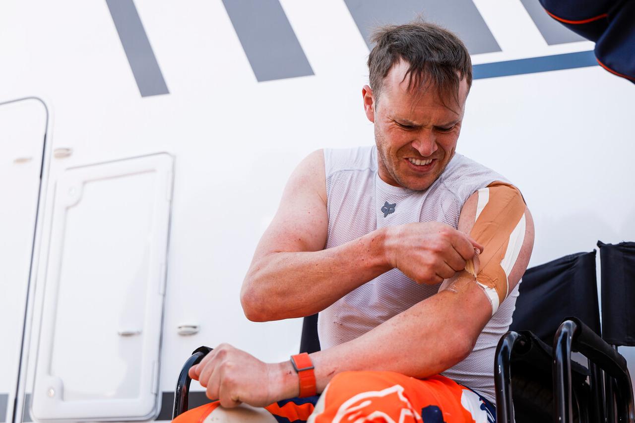 画像: 左鎖骨骨折仲間のサンダースさん。総合4位を堅持…ばけものですね