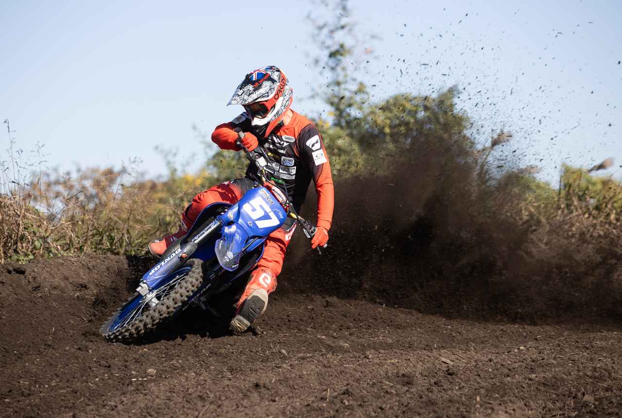 画像: 碧仕様マシンに乗る熱田氏