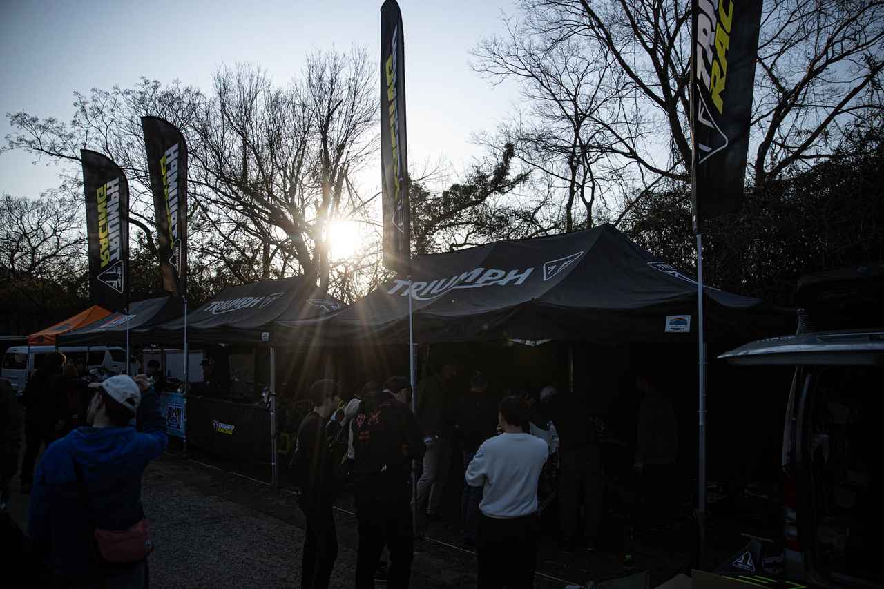 画像: 今季からRG3がトライアンフのチームを率いることに。ワークスピットも使用する一大勢力へ