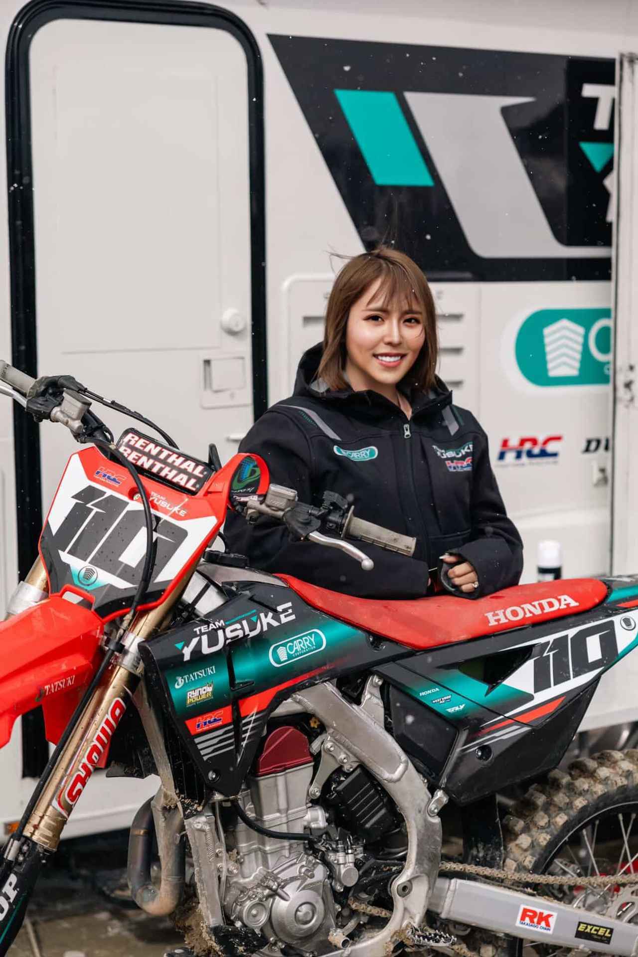 画像: 渡辺選手のパートナー渡辺怜奈さん・チーム立ち上げの立役者でありチーム統括マネージャーを担う