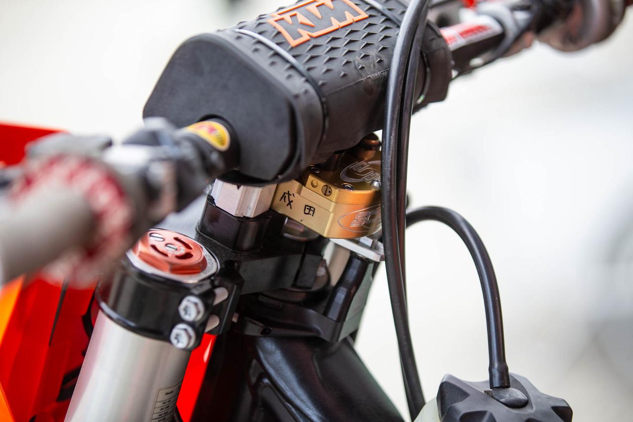 画像: 矢野が開幕戦に、冗談のつもりで「成田さんに勝ったら、そのステダンください」と言ったステダン。第2戦で矢野の好成績を支えた。マジックの「成田」が笑える