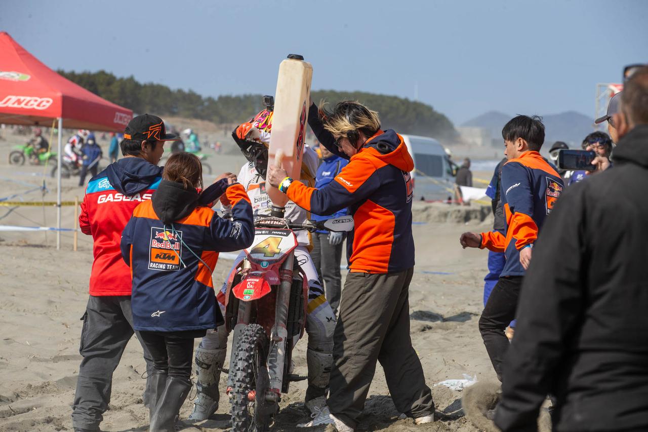 画像: 2度の給油を強いられた450勢（写真は成田亮）