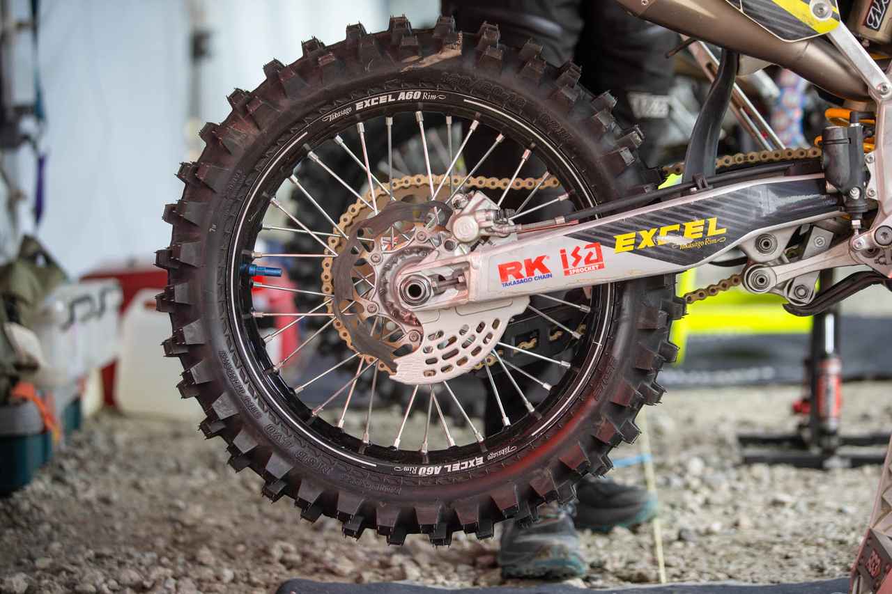 画像: 4スト250にマッチする120サイズのIRC M5B EVOをチョイスしたグランキスト