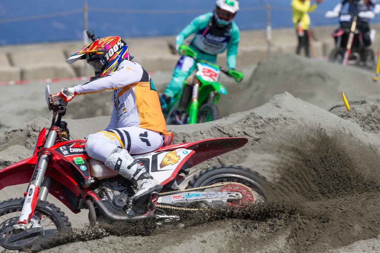 画像1: 波打ち際100km/hのドッグファイトとその代償