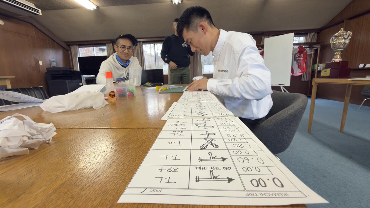 画像: 繋げる際にセロハンテープを使うのだが、貼り方ひとつとってもノウハウがある。岡本薫や池町監督がこれまで体験してきた失敗例を、丁寧に伝えていく