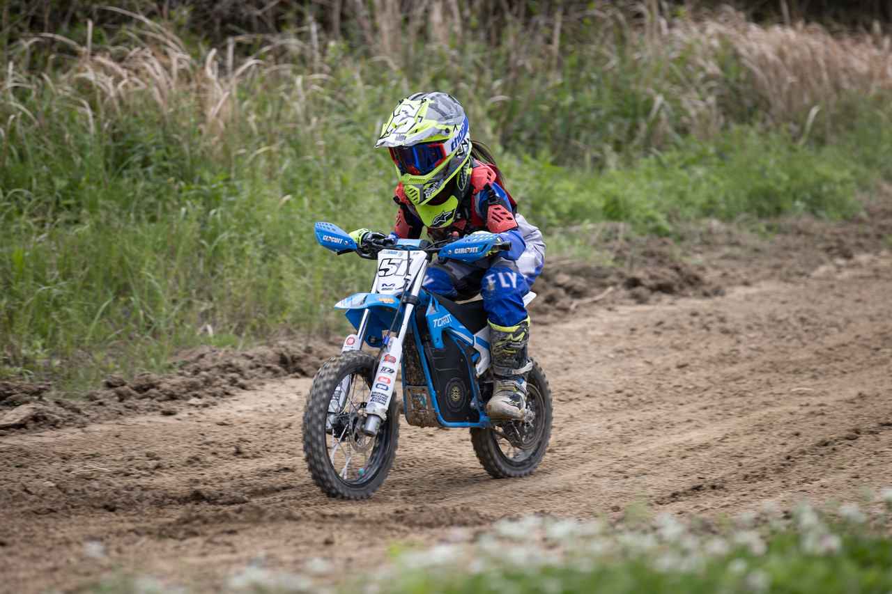 画像2: 篠田が開幕戦から完全勝利し連覇への好スタートを切る。MOTO-Eクラス