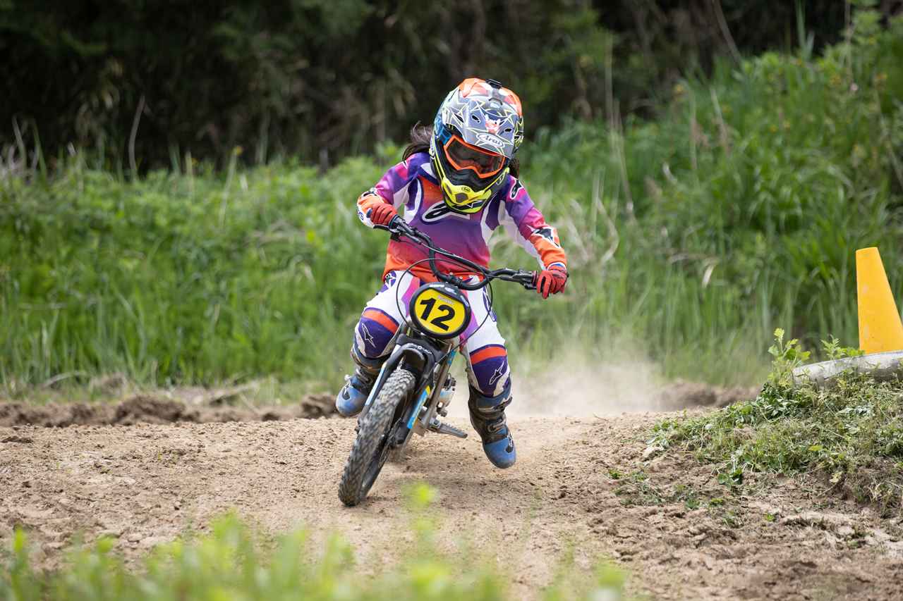 画像1: 篠田が開幕戦から完全勝利し連覇への好スタートを切る。MOTO-Eクラス