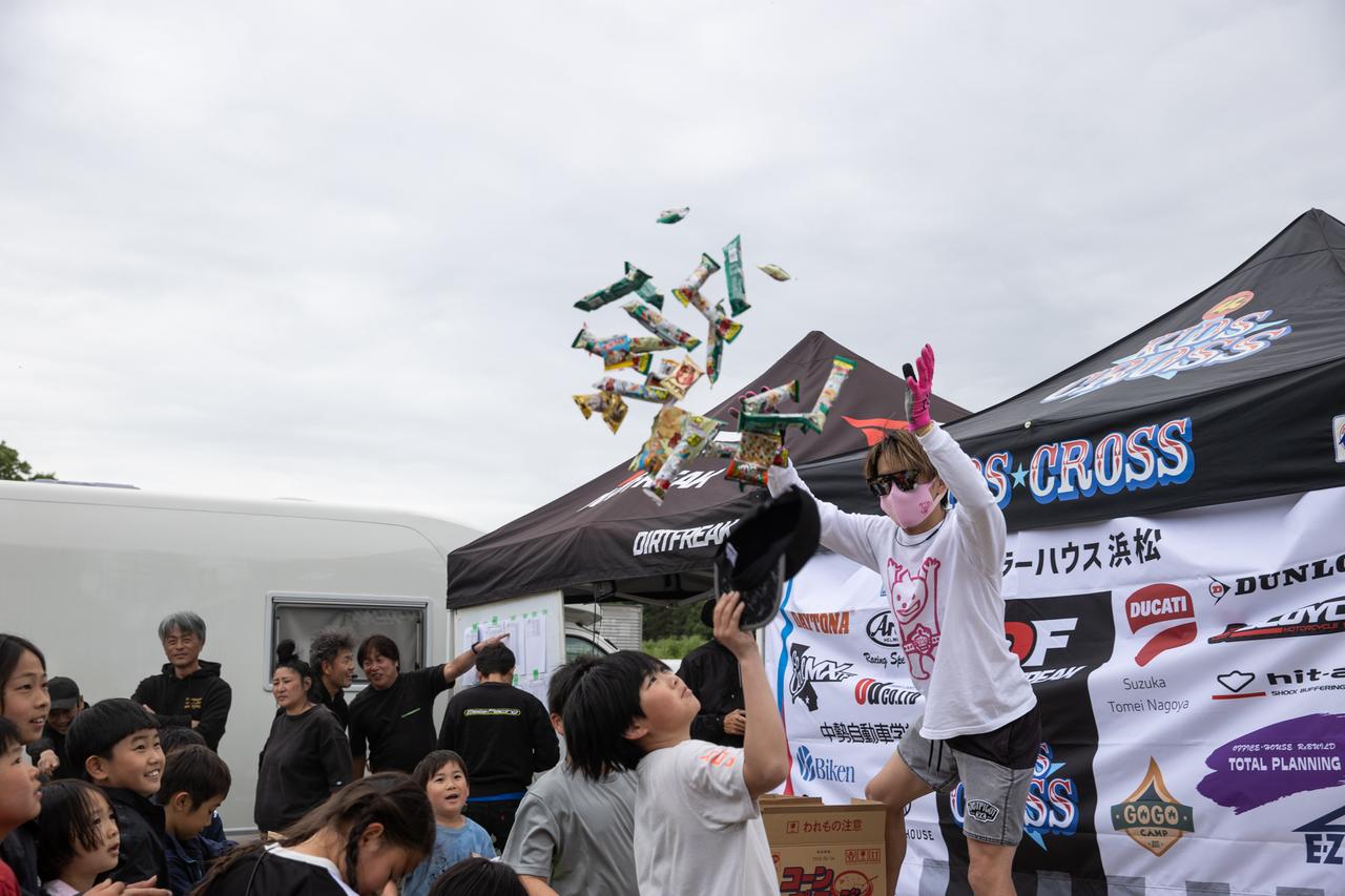 画像: 毎戦恒例の菓子まきは、開幕戦から大盛り上がり!