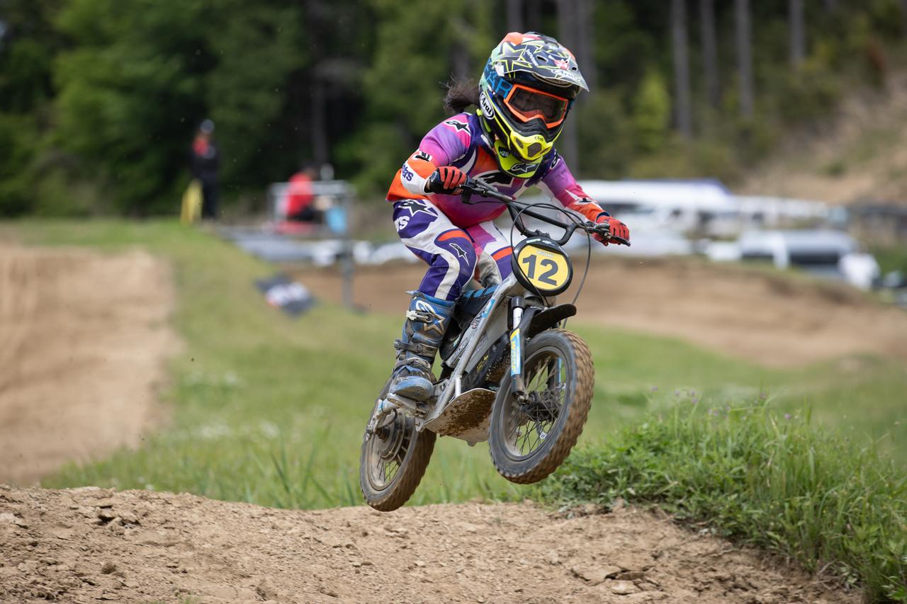 画像3: 篠田が開幕戦から完全勝利し連覇への好スタートを切る。MOTO-Eクラス