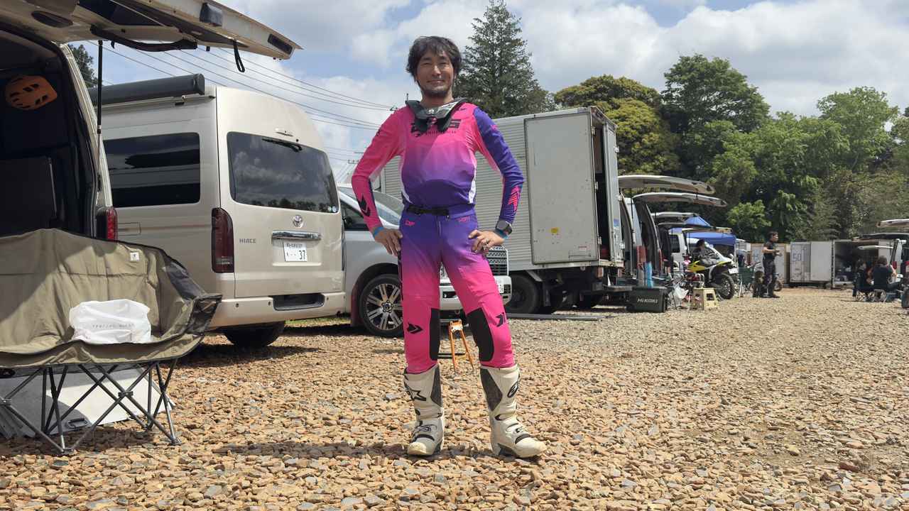 画像: 広島ではガードをジャージの上に出したが、成田では内側にいれてみた