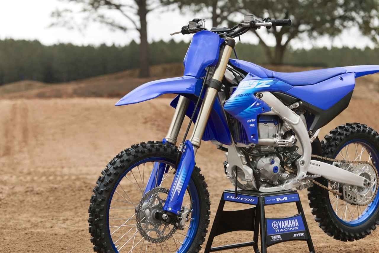 画像: シャーシはYZ450F由来のコンパクト新フレーム
