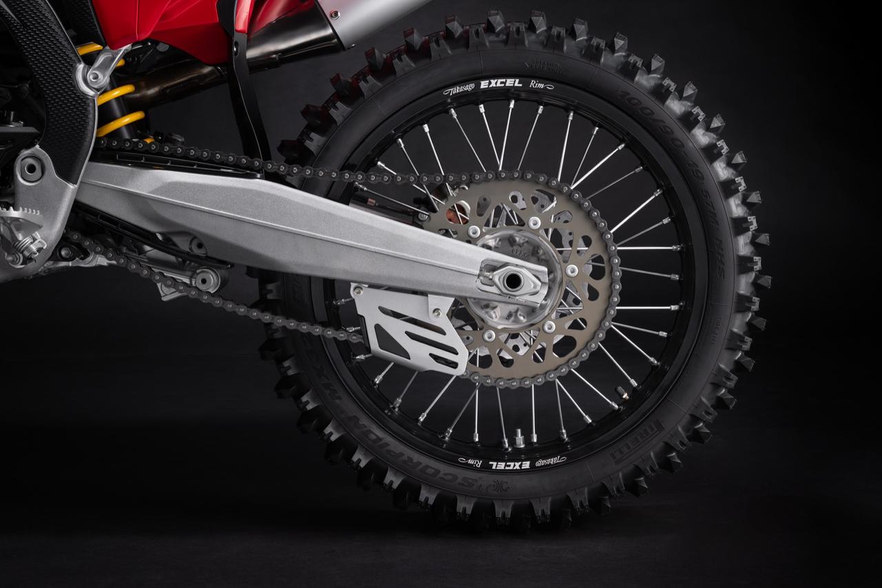 画像2: Desmo450 MX譲りのアルミフレーム、車両装備重量103kg
