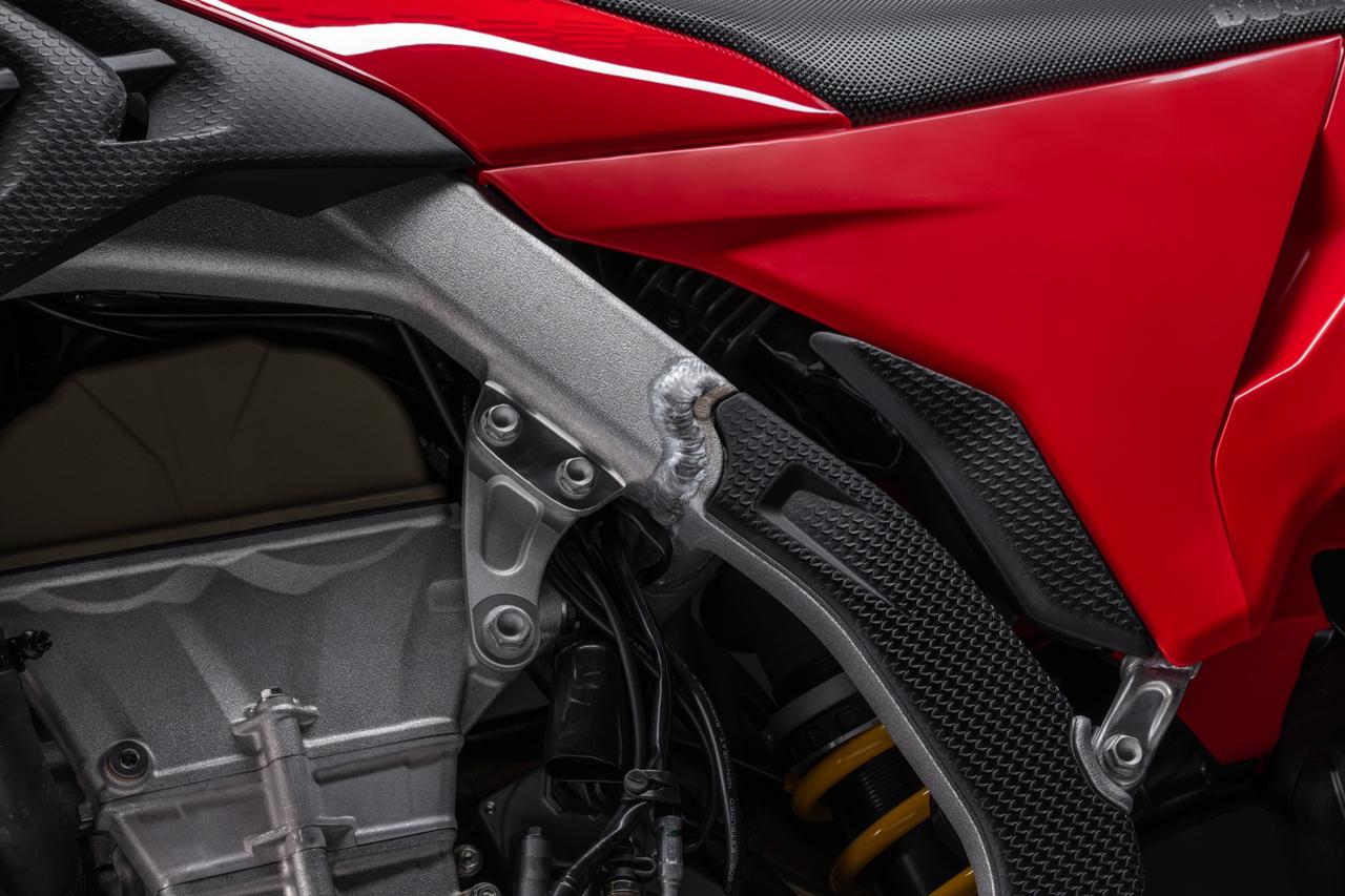 画像1: Desmo450 MX譲りのアルミフレーム、車両装備重量103kg