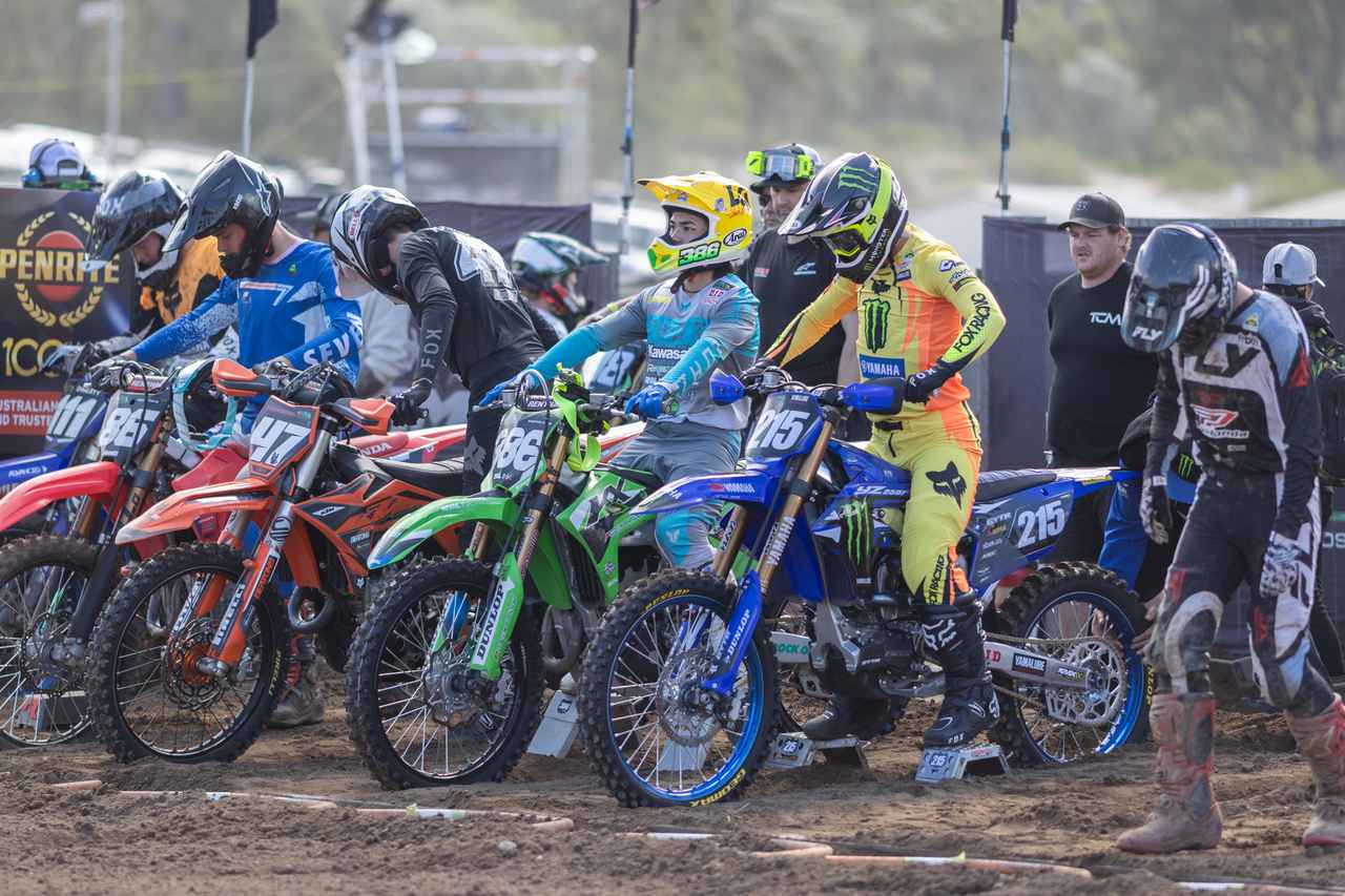 画像: タイムアタック予選、グリッド選びでは中島と横山が隣同士に