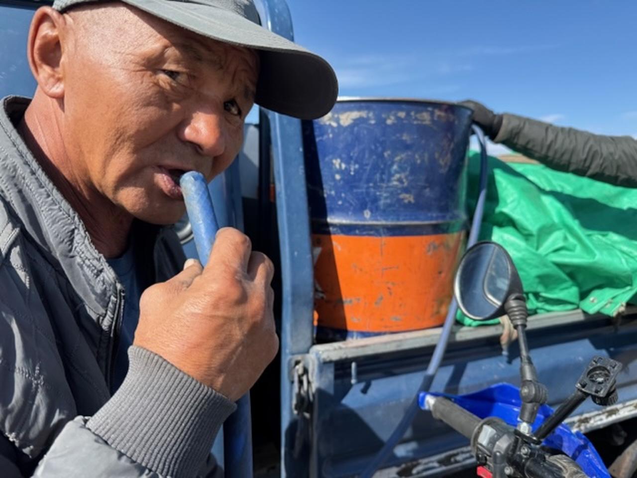 画像: ガソリンは現地スタッフのおじさんがいつもホースで給油してくれます