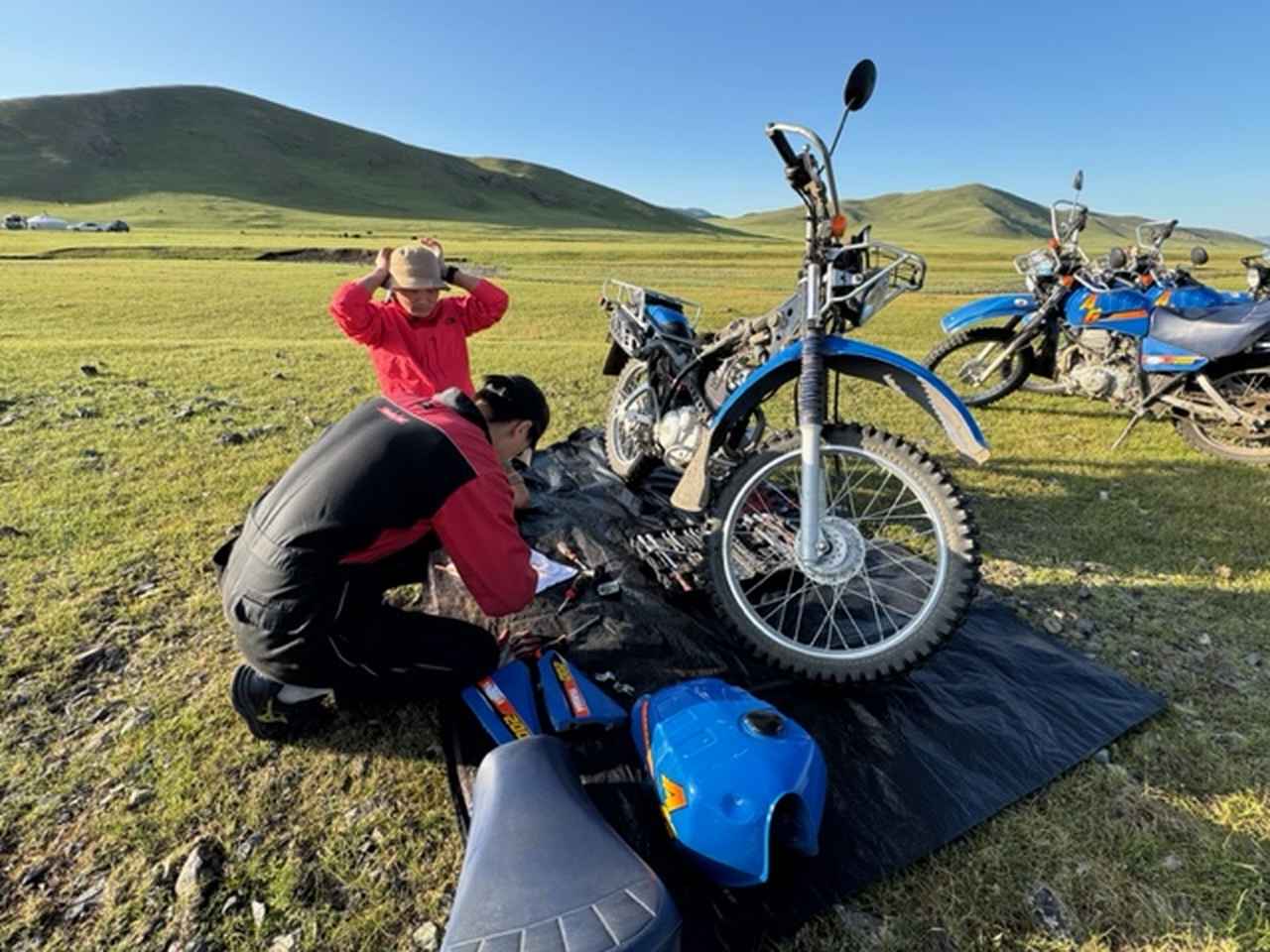 画像: いつも不便な環境の中でバイクを整備してくれたチョイさん