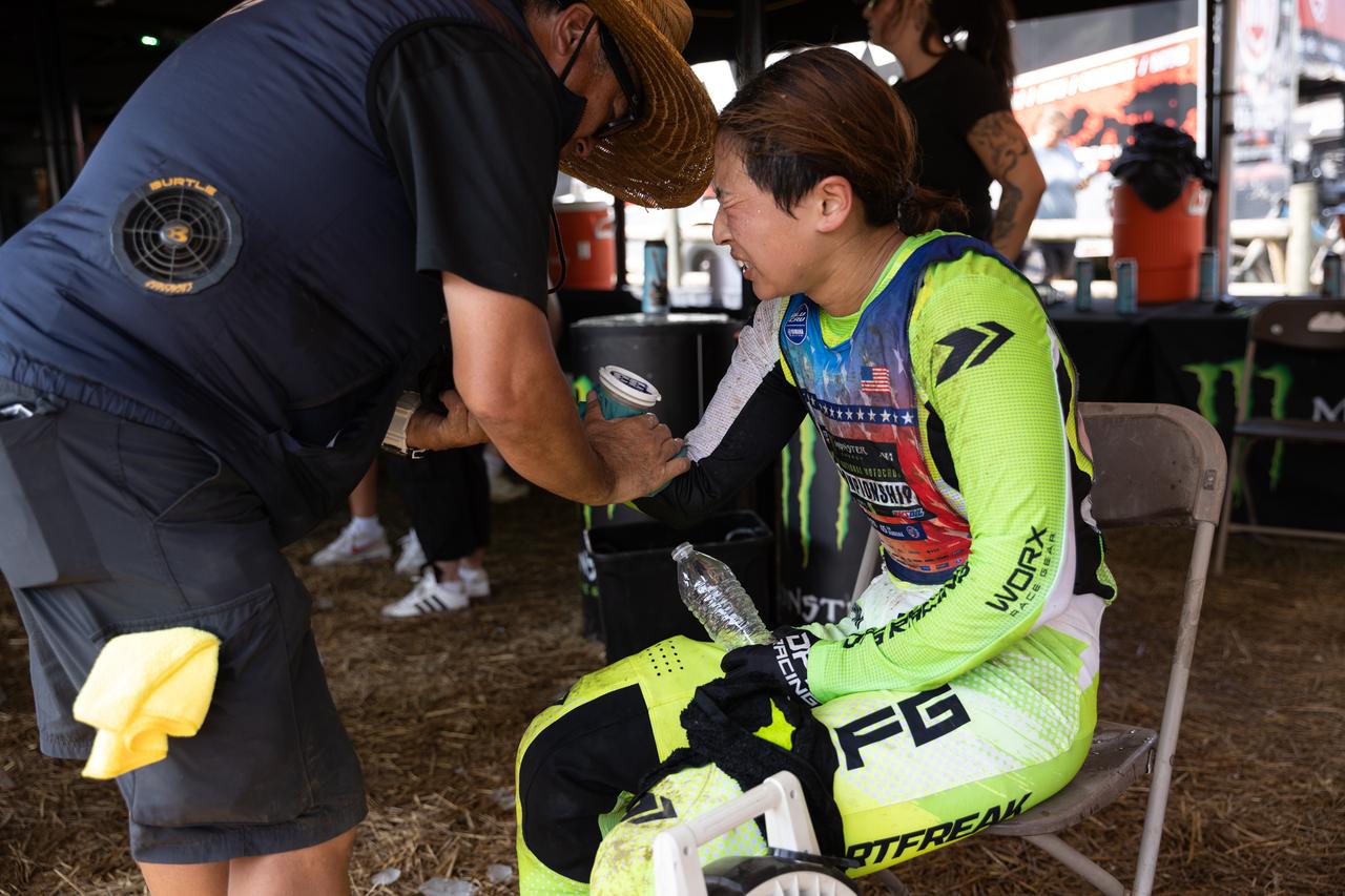 画像: Moto3直後、指が曲がらなくなった本田。いかに限界まで挑戦をしていたかがわかる