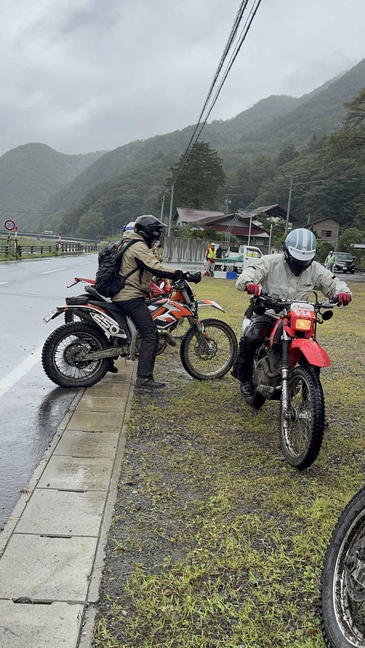 画像: 給油はコース途中の主催者指定スタンドで。その場での支払いはない
