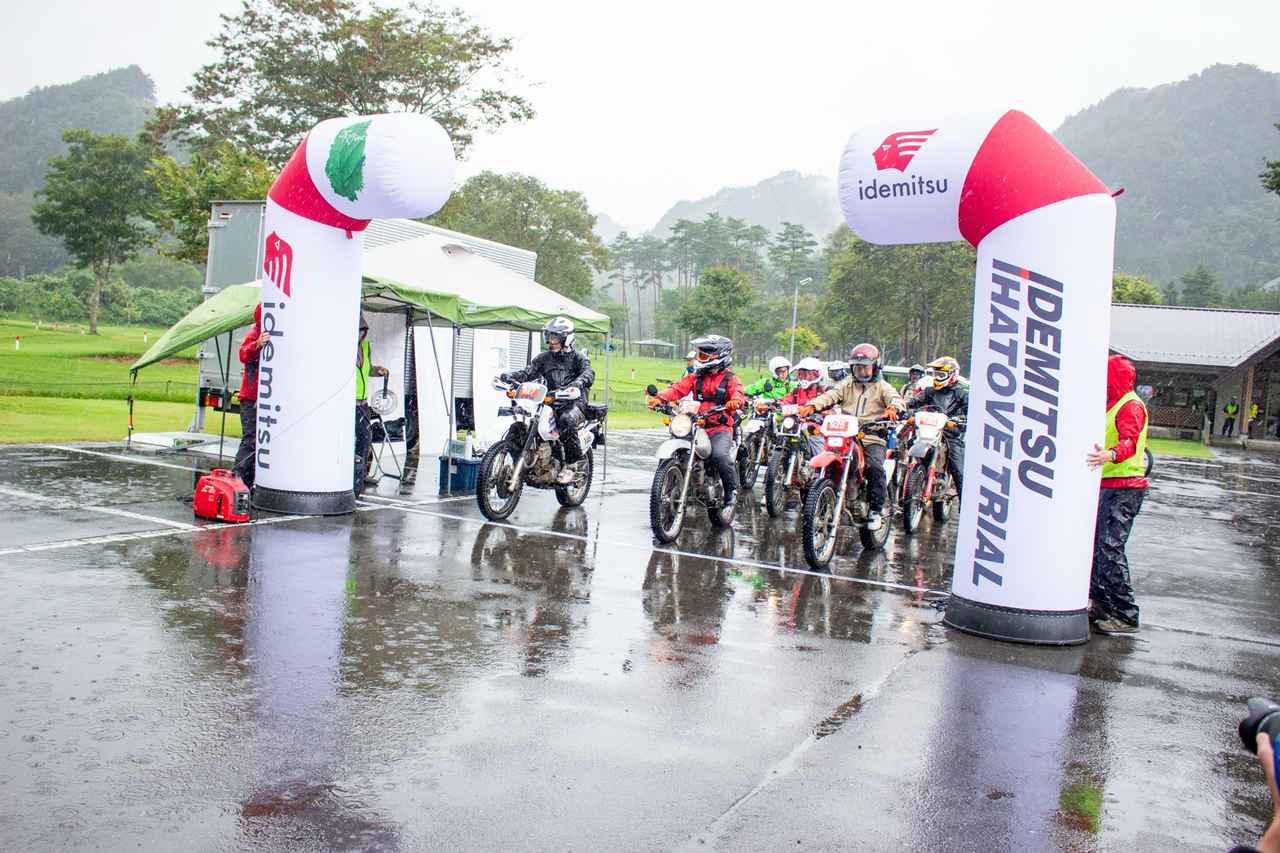 画像: 2日目は朝から雨。借りたジャンパーにレインウェアを2枚重ねてスタート