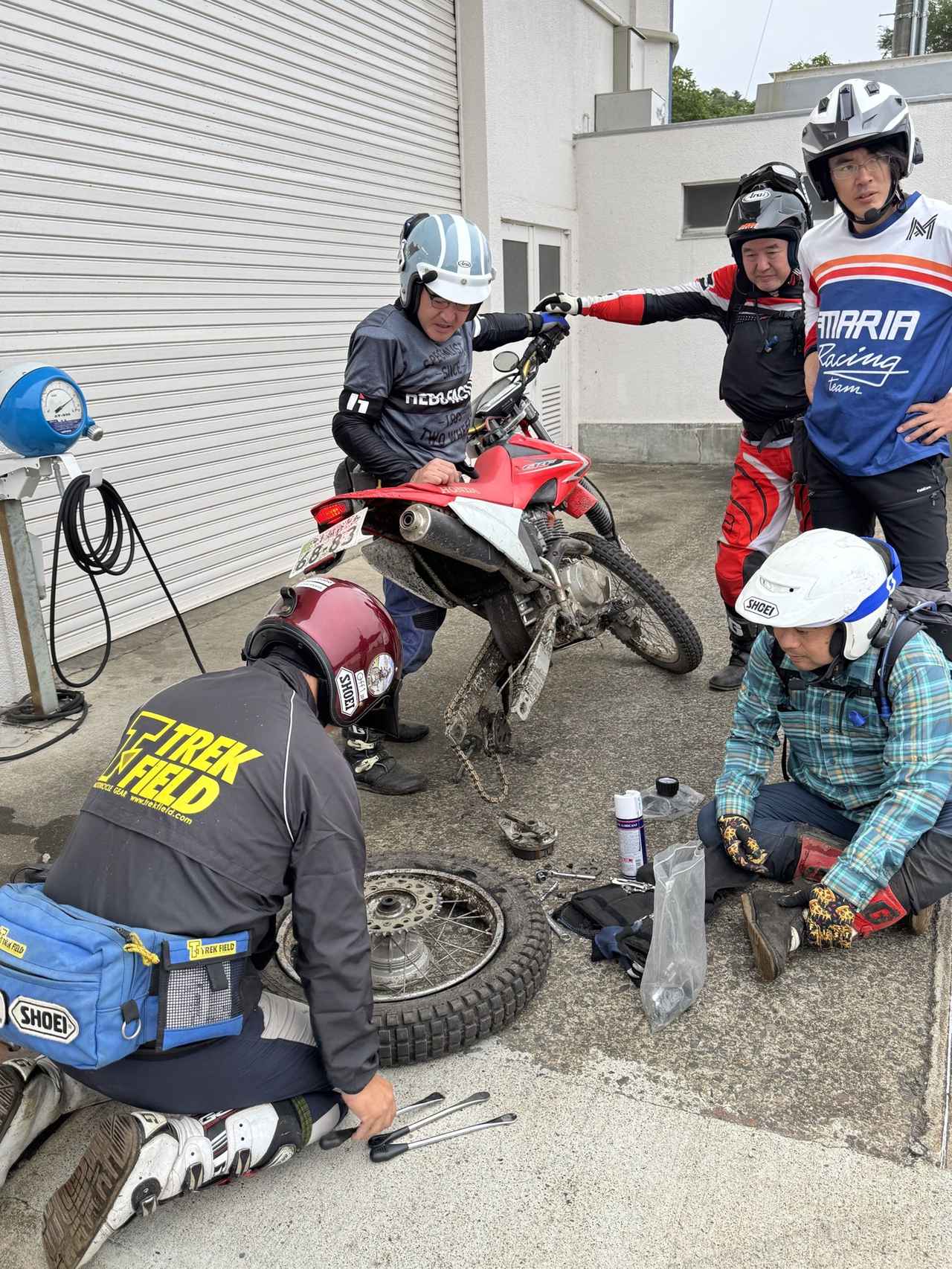 画像: 普代村のガソリンスタンドで、ビードの出ていなかったリヤタイヤを直す