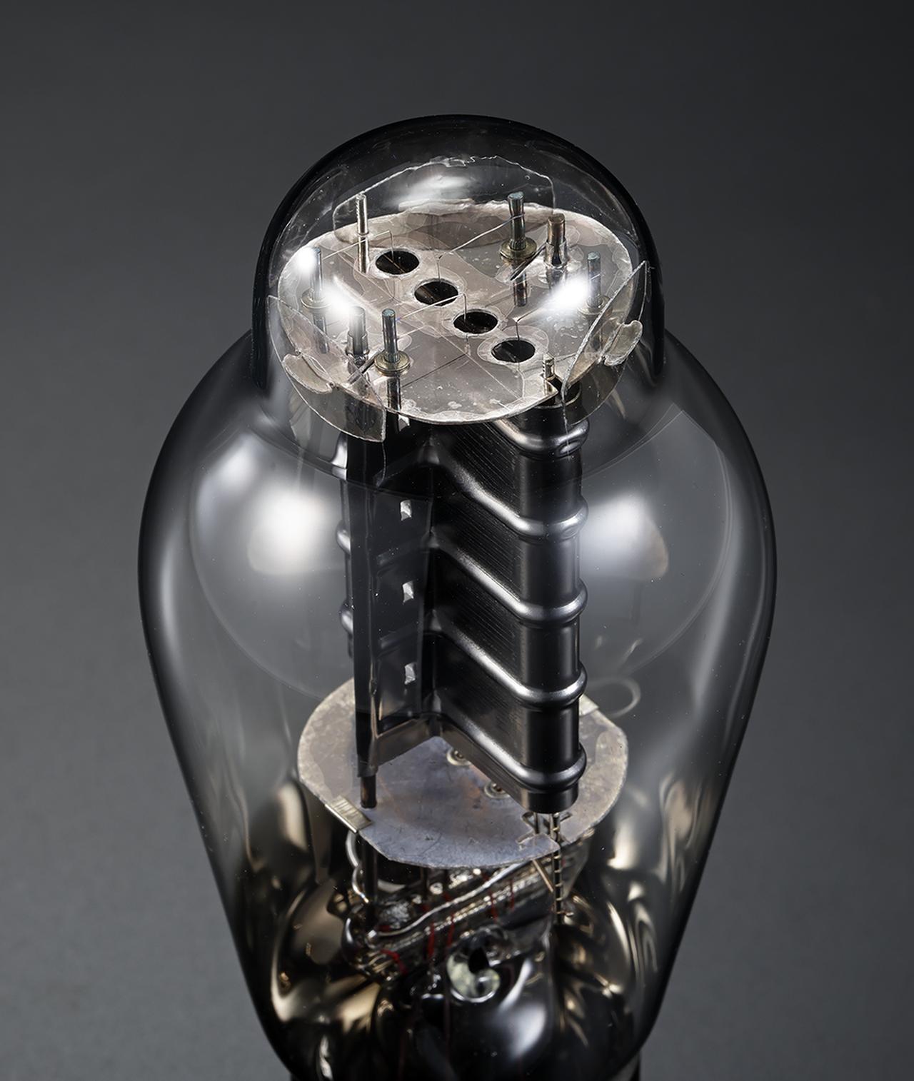 画像: 最新WE300Bの電極。吊り構造のフィラメントと「おむすび型」のマイカ板形状が見て取れる。渋めのシルバーの光沢を持つプレートは先端素材であるグラフェンでコーティングされている。本ページのメイン写真が構成パーツ類だ。