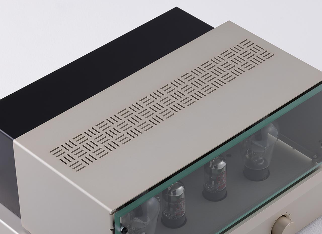 画像: 天面の放熱孔には、MA5000の意匠を受け継いだ和柄（三崩し）のモチーフが採り入れられている。保護カバーの裏面には珪素鋼板が貼られており音質面での効果があるという。そのため、本機は保護カバーを装着した状態での使用が推奨されている。