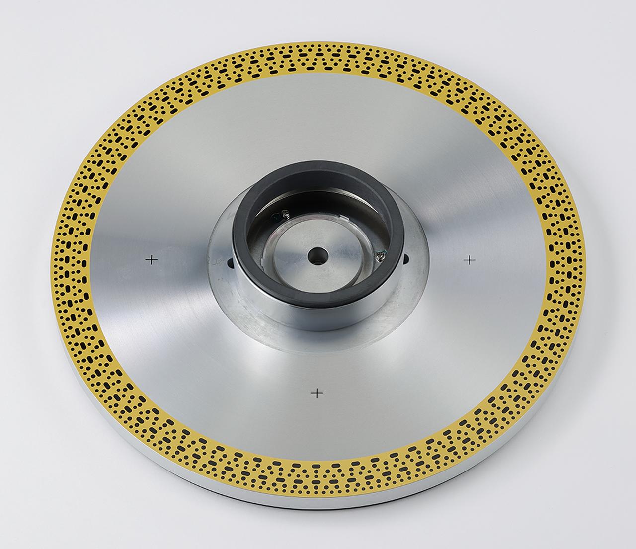 画像: プラッターはアルミ製。78回転用を含むストロボパターンはオリジナル機の鋳鉄製プラッターのものを踏襲している。