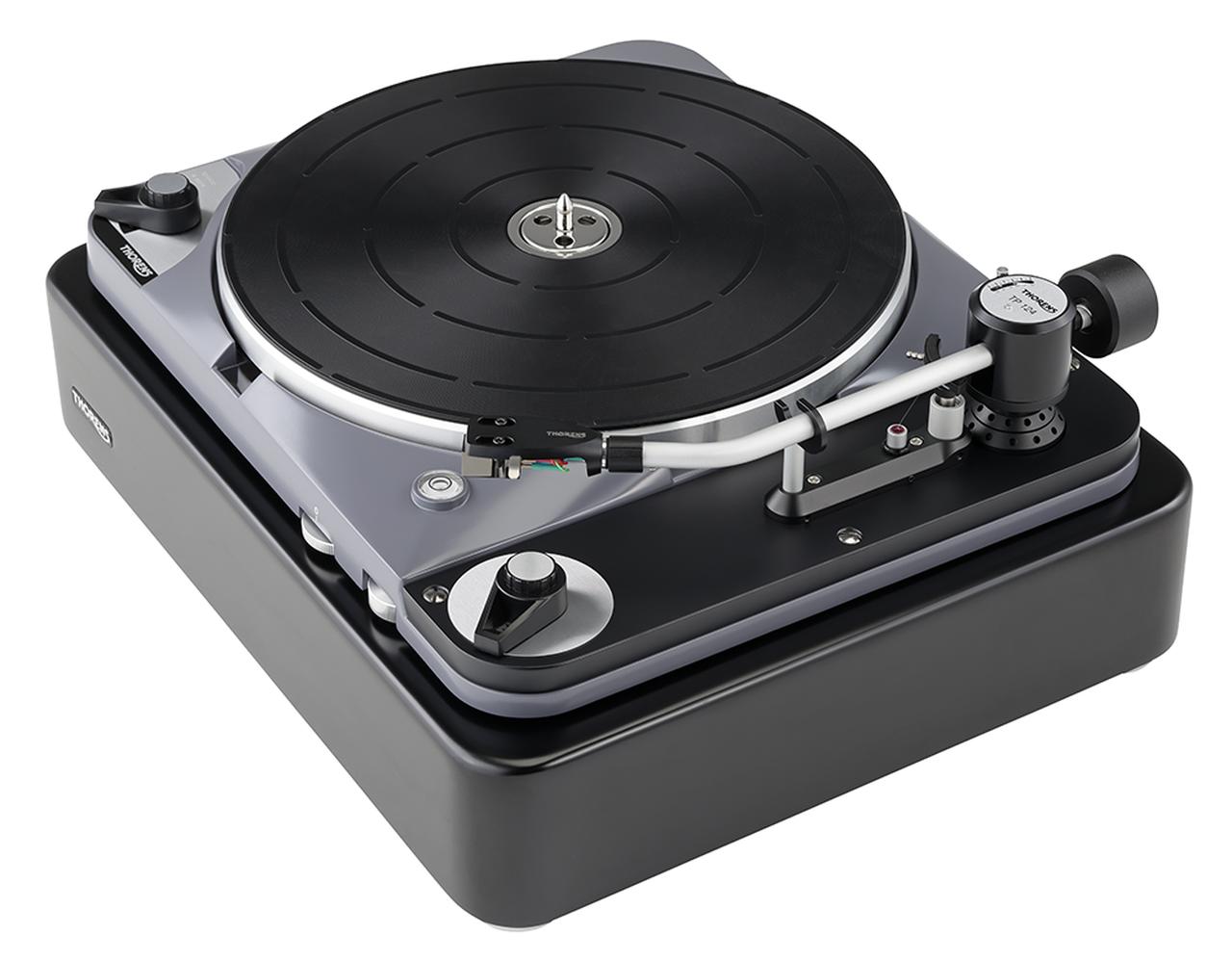 画像: 9インチアームTP124も新規設計。ダイナミックバランス型で、軸受け部トップのスライドダイアルで針圧調整が可能。トップカバーの内部にはアジマス調整機構を装備する。インサイドフォースの調整は糸のかけ替えで行なう。アームボードフロント側のノブで操作する電動リフターを装備。プラッターはスピンドル部にEP盤用アダプターを内蔵する。