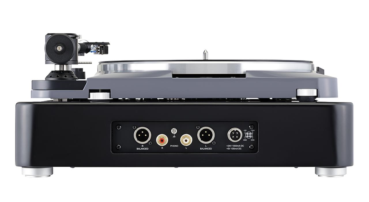 画像: キャビネットのリアにRCAアンバランスとXLRバランスの出力端子を装備する。その右が電源部の接続端子。本体シャーシはゴムブッシュでフローティング支持され、リアの2基を含め計4基のダイヤルで水平の調整が可能。