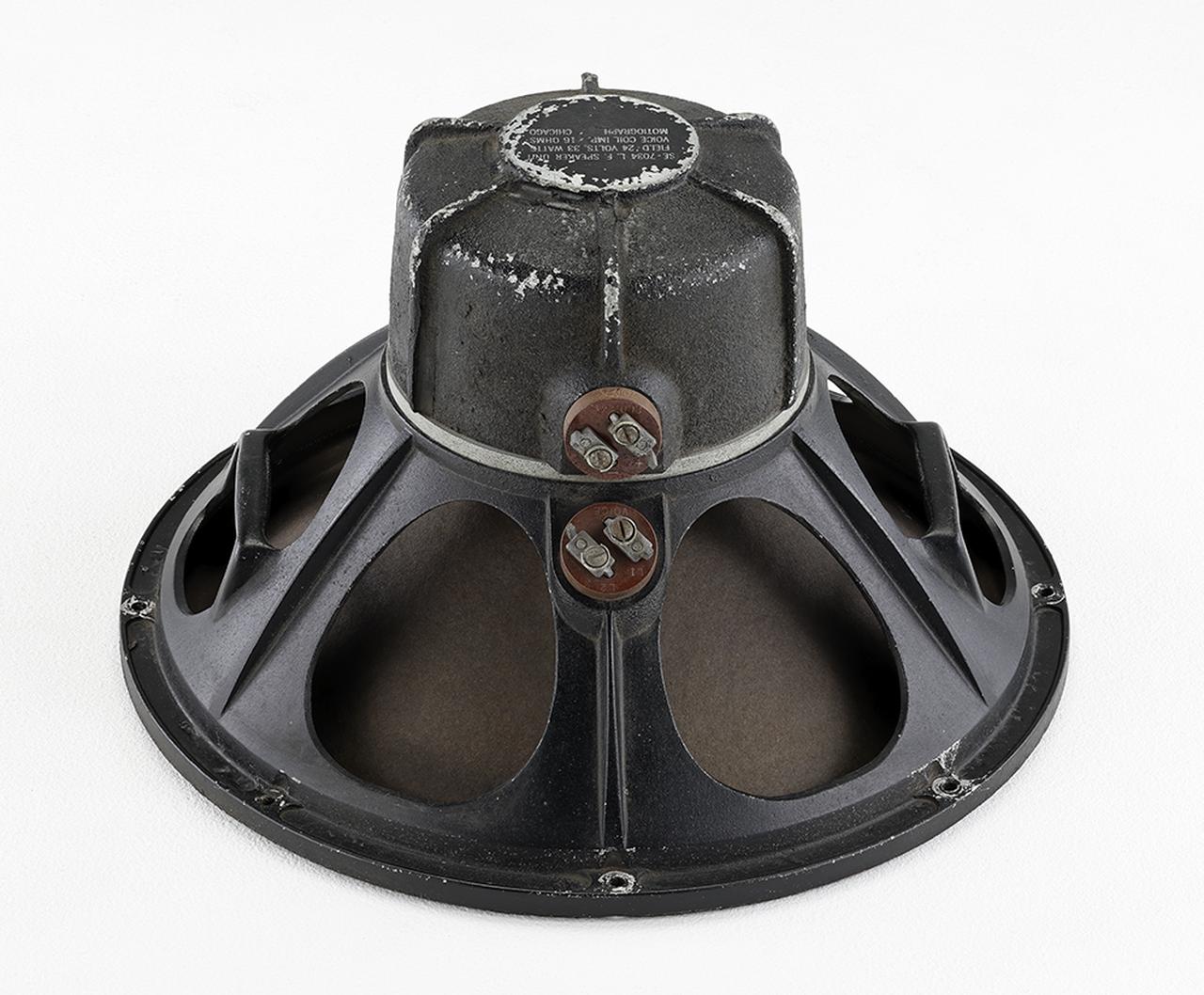 画像: 18インチウーファーSE7034は1938年に登場したミラフォニック・サウンドシステム、M7を構成するSE7508スピーカーシステムに採用されたユニットで、フィールド電圧24V/1Aという仕様。このユニットは40年以上前に私自身が使用したことがあり、久しぶりの対面となる。当時は完全に使いこなしたとはいえず、果たして今回の試聴で使いこなせるか興味深い取材といえる。組み合わせたパワーサプライはタンガーバルブ4B-28を2本使用したSE7520電源で、24V/1AをそれぞれのSE7034に供給している。また、本機はミラフォニック・サウンド システムM10、M10 Dualなどで使用されたパワーアンプTA7467A（300A・PP、出力15W）と同じ金属ケースに納められている。（土井）