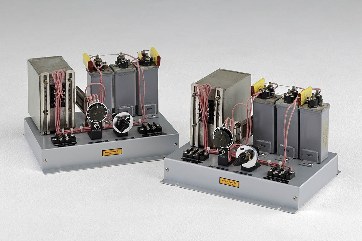 画像: 2ウェイを低域用／中高域用パワーアンプでマルチ駆動するために、J.C.モリソン方式ネットワークを活用した。J.C.モリソン方式ネットワークは、カットオフ周波数に必要な容量のコンデンサーと、1対1のトランス、低域用の音量コントロールで構成。中高域用パワーアンプのスピーカー出力からJ.C.モリソン方式ネットワークに信号入力し、ハイカット用コンデンサーの両端に接続された1対1のトランスから低域信号を取り出し、ボリュウムを経由して低域用パワーアンプへ送る方式。2019年に特許取得済みで、試聴では、特許取得者から特別に許可を受けてウエスタン サウンド インクが製作したネットワークを使用。採用トランスやコンデンサーで音質が左右されるため、コンデンサーに米国製オイルコンデンサーとWEフィルムコンデンサーで容量合わせを行ない、1対1のトランスはWE119タイプを採用。配線材はWE20GA単線を使用。音量コントロールのVRは米国メーカーCTS社製である（編集部）
