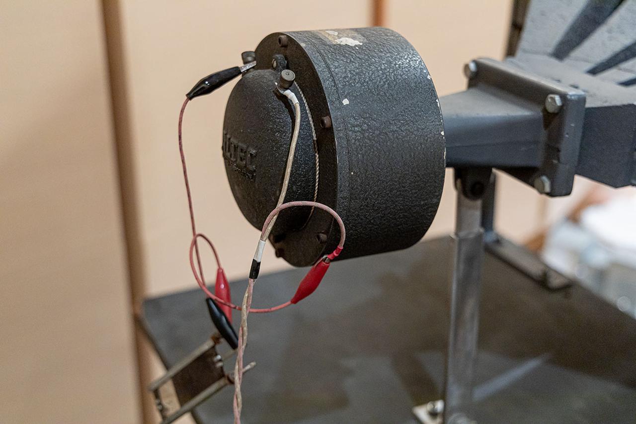 画像: ドライバーのアルテック288Bへの結線にWE製板抵抗11Ωをシリーズに入れて中高域をやや減衰させた。