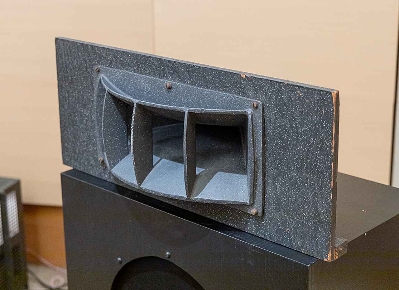 画像: アルテックH811の開口部の位置はジェンセンType“E”Systemエンクロージュアの天板上でさらに後退させた。