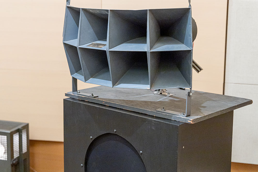 画像: ボードにマウントしたアルテック288B+1005Bを天板上で約4㎝後方にシフト。