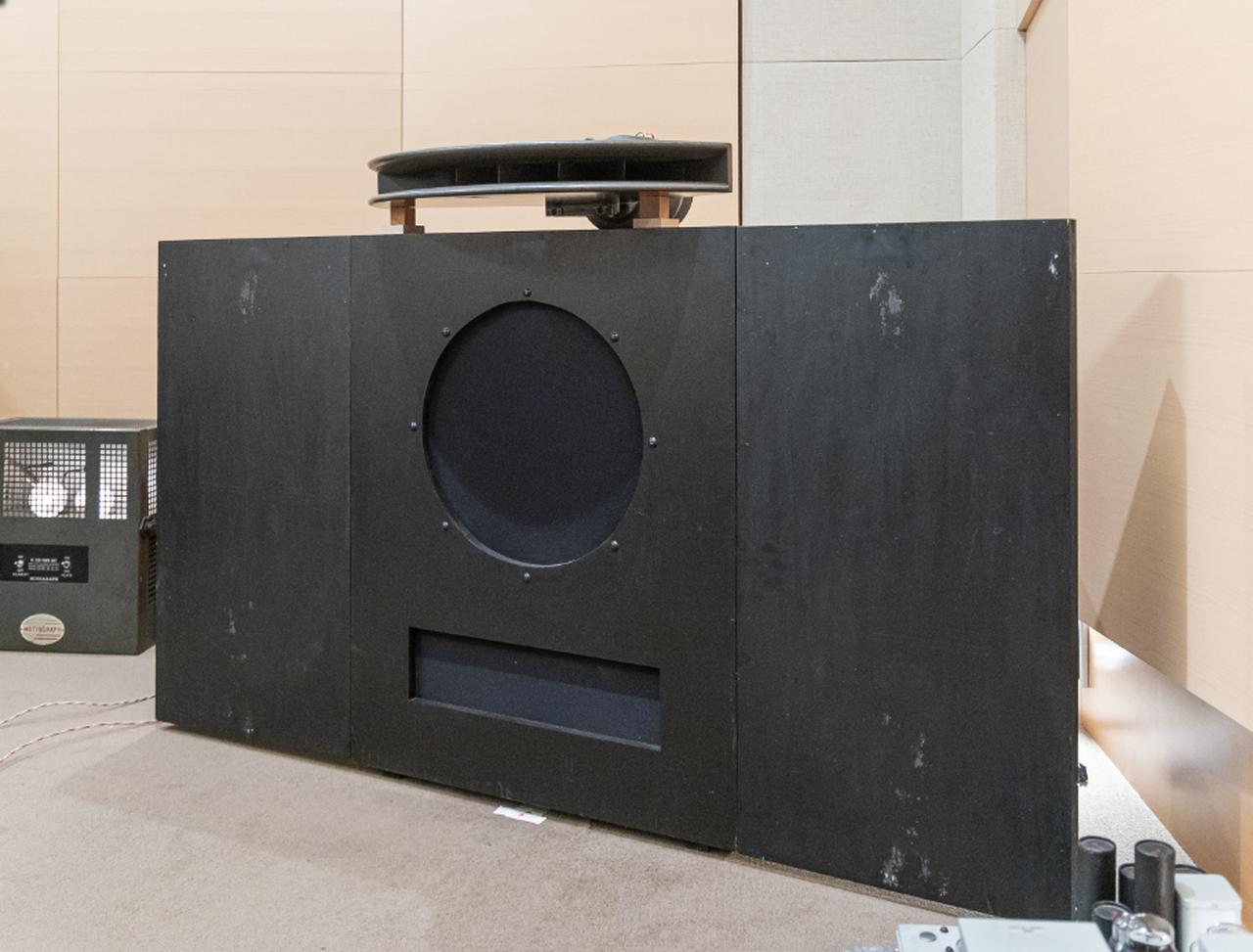 画像: ジェンセンType“E”Systemエンクロージュアのフロントバッフル両サイドにウィングを取り付けた。