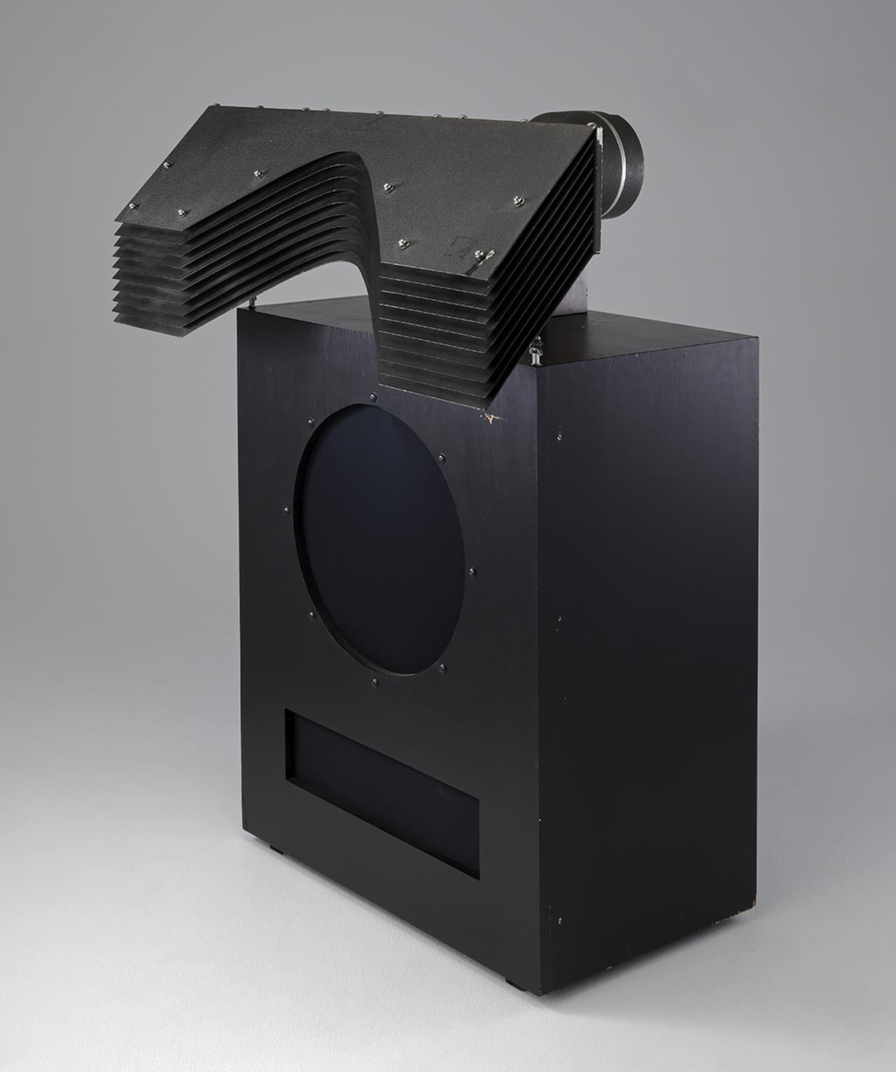 画像1: 磁気回路の構成を問わないユニットの組合せ。46㎝口径の励磁型ウーファー2機種とWE555など多彩なドライバー＋ホーンで2ウェイ・マルチ駆動の音を追求