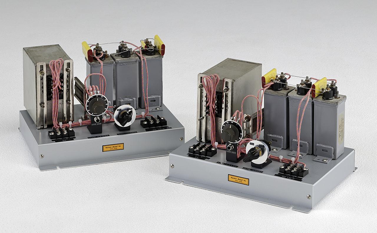 画像: カットオフ周波数に必要な容量のコンデンサーと、1対1トランス、低域用の音量コントロールで構成されるJ.C.モリソン方式ネットワークを活用して2ウェイをマルチ駆動した。J.C.モリソン方式ネットワークには高域用パワーアンプのスピーカー出力から信号を入力。ハイカット用コンデンサーの両端に接続された1対1トランスから低域信号が取り出され、ボリュウムを経由して低域用パワーアンプに入力される。2019年に特許取得済みで、試聴では、特許取得者から特別に許可を受けてウエスタン サウンド インクが製作したネットワークを使用。米国製オイルコンデンサーとWE製フィルムコンデンサーで容量合わせを行ない、1対1トランスはWE119タイプを採用。配線材はWE20GA単線で、音量コントロールのVRは米国メーカーCTS社製である。（編集部）