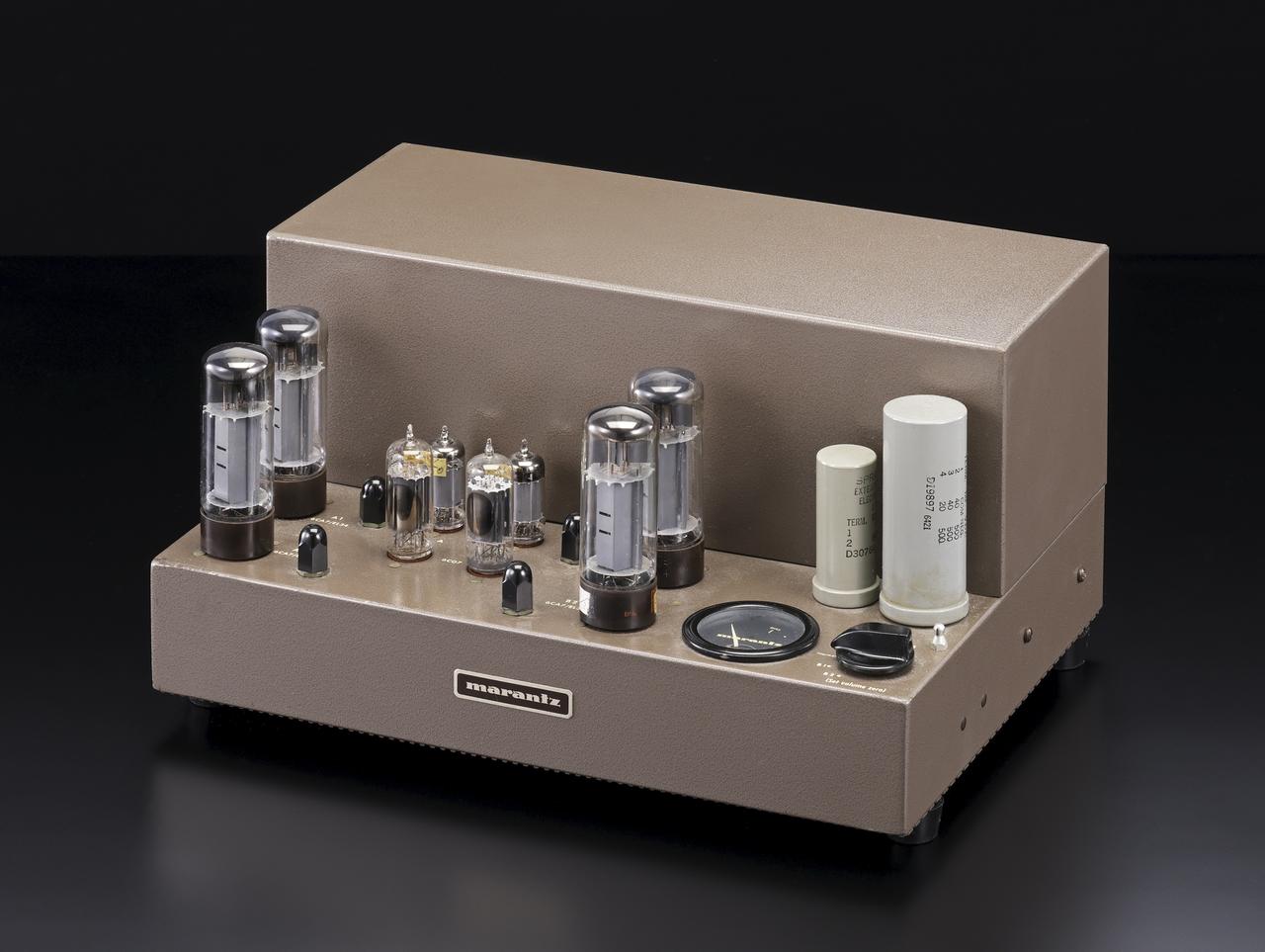 画像: 1959年発売の#8の後継機として1961年発売。USAマランツ社唯一の管球式ステレオ・パワーアンプである。最後期型の個体のため、背面のプリアンプ等供給用8P電源出力を有していない。この出力端子はシリアル6500番台まで設置されていたが、同社の#1や#3にアダプトしていないため、おそらく他社製（アクロサウンド、ヒースキットなど）の電源非内蔵型ステレオプリアンプ供給用として設けたものであろう。#2、#5、#9にはなく、#8、#8Bのみが搭載していた出力端子であった。（杉井）