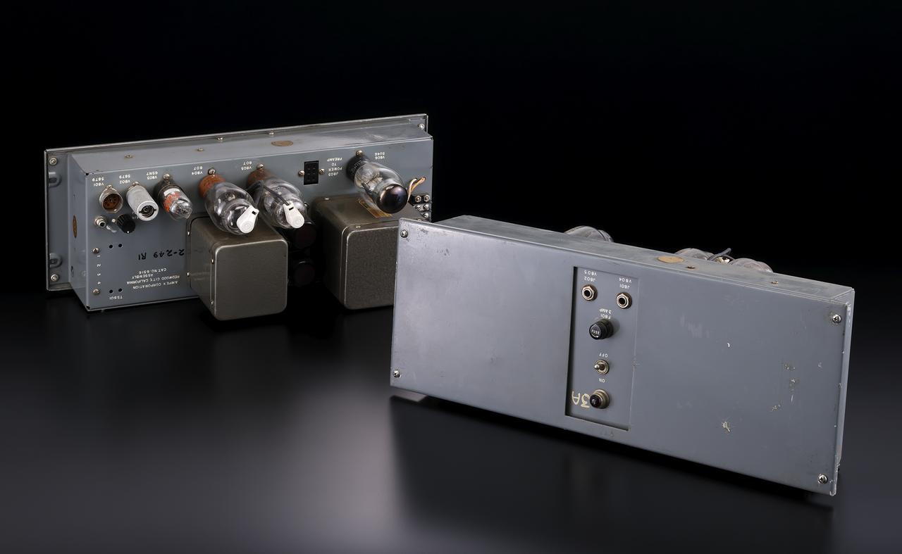 画像: 1954年に開発されたパワーアンプ6516は使用球5879×2、6SN7×1、出力段は807がpp動作の構成で出力40Wを得ている。本機はJBLのスピーカーユニットを使用した5050システムで低域ユニット150-4C×2、高域ユニット375ドライバー＋537-500ホーンなどと組み合わせて使用されていた。本機に使用されているトランスは前期モデルではGTC社製、後期モデルではピアレス社製である。（土井）