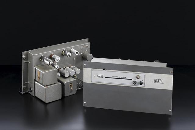 画像: 1520Tは1953年に登場したパワーアンプで、出力段は6L6のpp動作で出力35Wを得ている。同時期に出力段6146・pp動作で出力70Wのパワーアンプ1530も登場した。本機は末尾にTが付けられているが、Aの付いたモデルも存在する。Aは2チャンネルのマイク入力用プリアンプ1510Aまたは1511Aが搭載されたモデルで、本機Tはプリアンプスペースにブランクパネルが取り付けられて、入力トランス4651を載せ、入力インピーダンス15kΩ受けとしたアンプである。