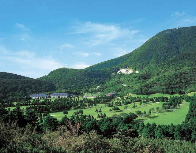 画像: 眼下に相模湾や江ノ島を望む、箱根湯の花ゴルフ場。夏の朝は涼しい