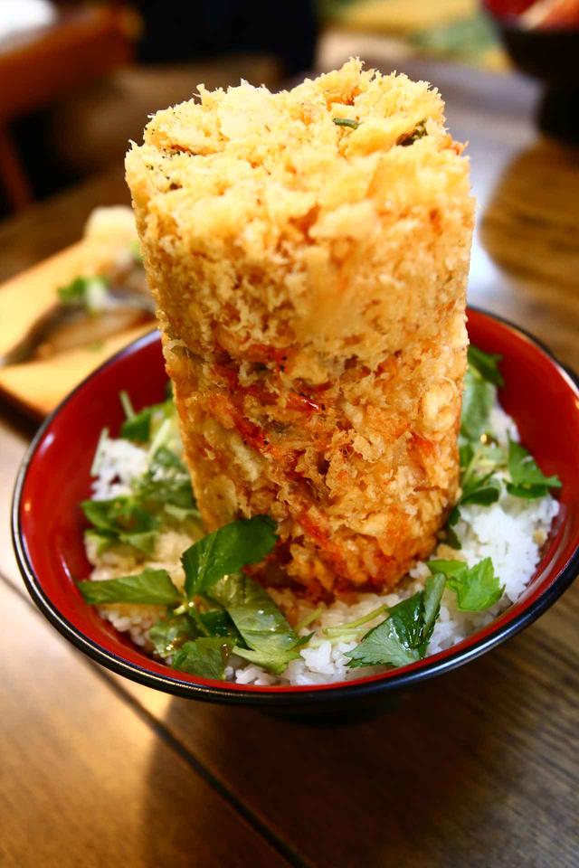 画像: 特許取得済み人気メニュー。海鮮かき揚げ丼1188円