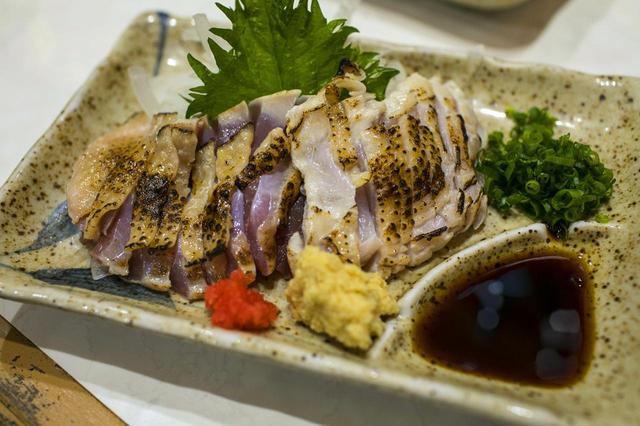 画像: 黒さつま鶏のあぶりたたき1290円