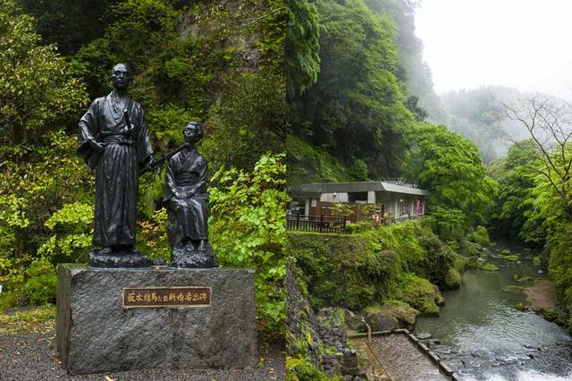 画像: 龍馬が18日間滞在した塩浸温泉龍馬公園。古くから、切り傷や胃腸病に効果があるとされ、龍馬も京都寺田屋で負った傷をいやすために新婚旅行も兼ねて18日間滞在したとされる