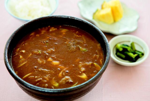 画像: カレーうどん定食…1550円 国産牛の旨味が溶け込んだカレー出汁はコクととろみがあってクセになる美味しさ。スパイシーな香りが食欲をそそる人気メニュー。土産販売もしている