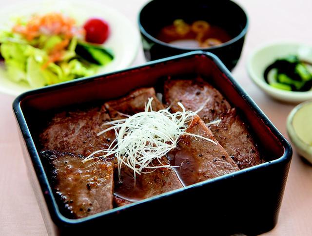 画像: 特選飛騨牛ステーキ重・・・2000円 A5ランクの飛騨牛を贅沢に使用。料理長おすすめの一品。サラダ、味噌汁、香の物付き