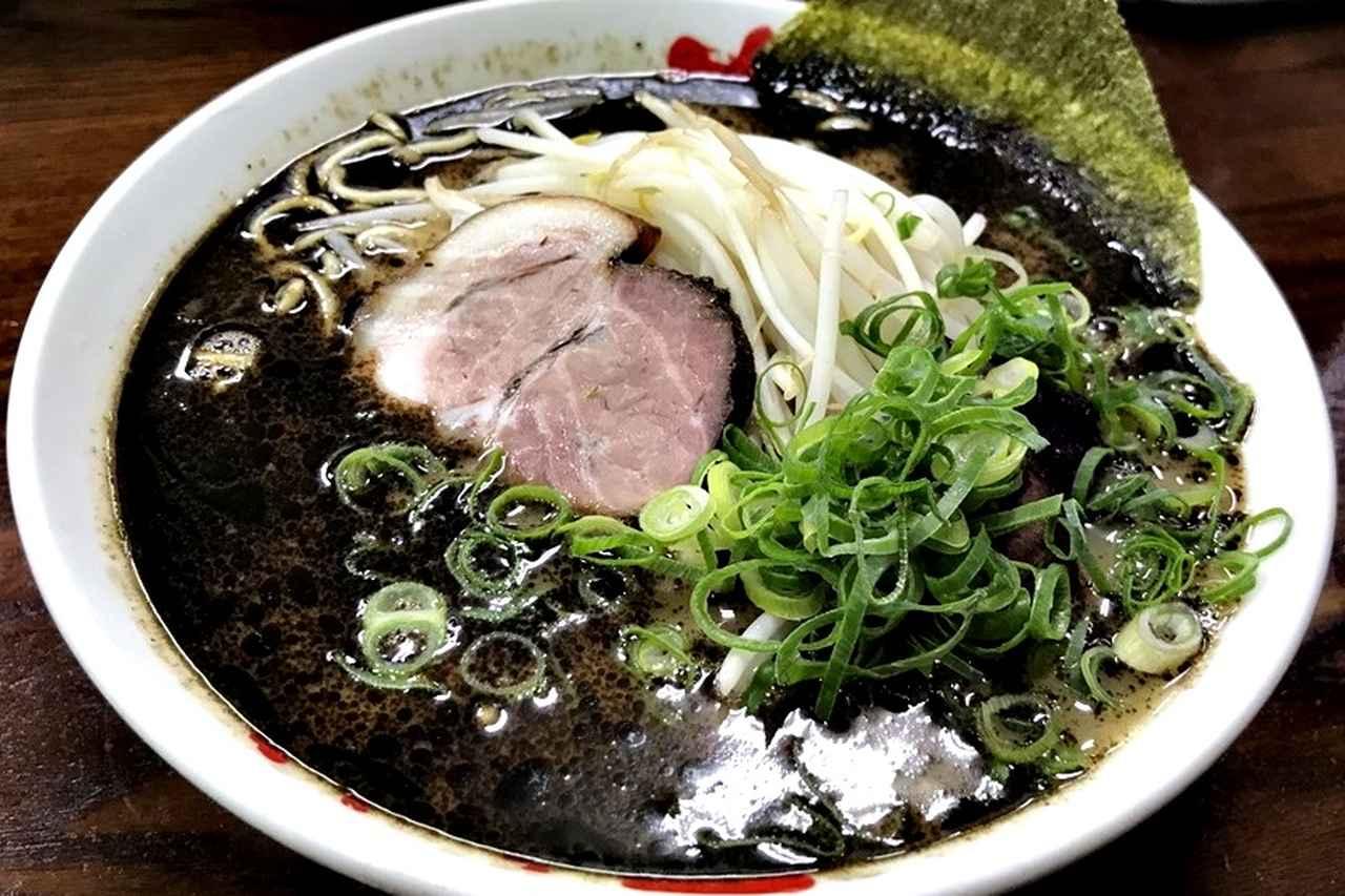 画像: 真っ黒いスープが食欲をそそる